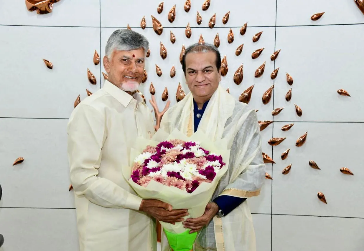 HON'BLE CHIEF MINISTER SHRI NARA CHANDRABABU NAIDU GARU, FELICITATES PADMA SHRI AWARDEE DR VIJAY ANAND REDDY!
